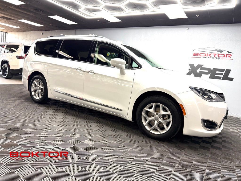 Used 2018 Chrysler Pacifica Touring-L Plus w/ Advanced Safetytec Group FWD image 1