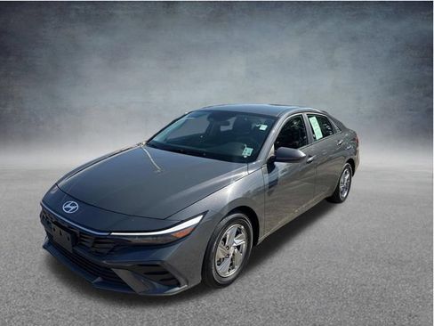 Used 2024 Hyundai Elantra SE FWD image 3