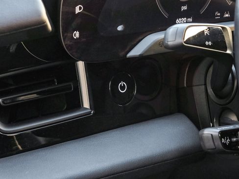 Used 2021 Porsche Taycan image 22