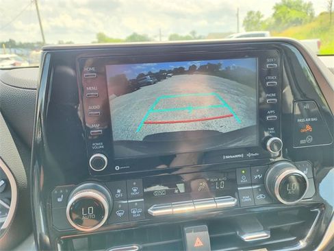 Used 2022 Toyota Highlander XLE image 27