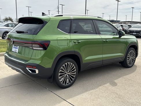 Used 2025 Volkswagen Taos SE FWD image 5