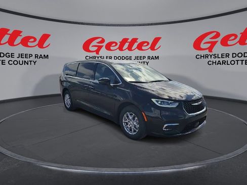 New 2026 Chrysler Pacifica Select image 2
