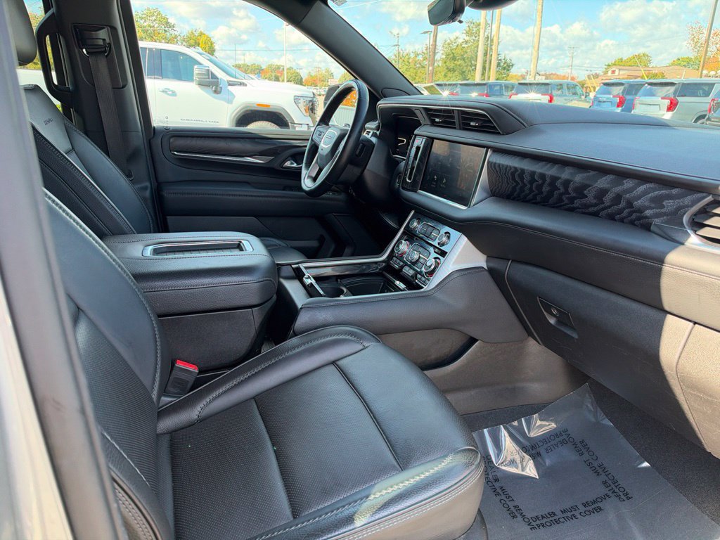 Used 2023 GMC Yukon XL Denali w/ Denali Reserve Package AWD/4WD image 8