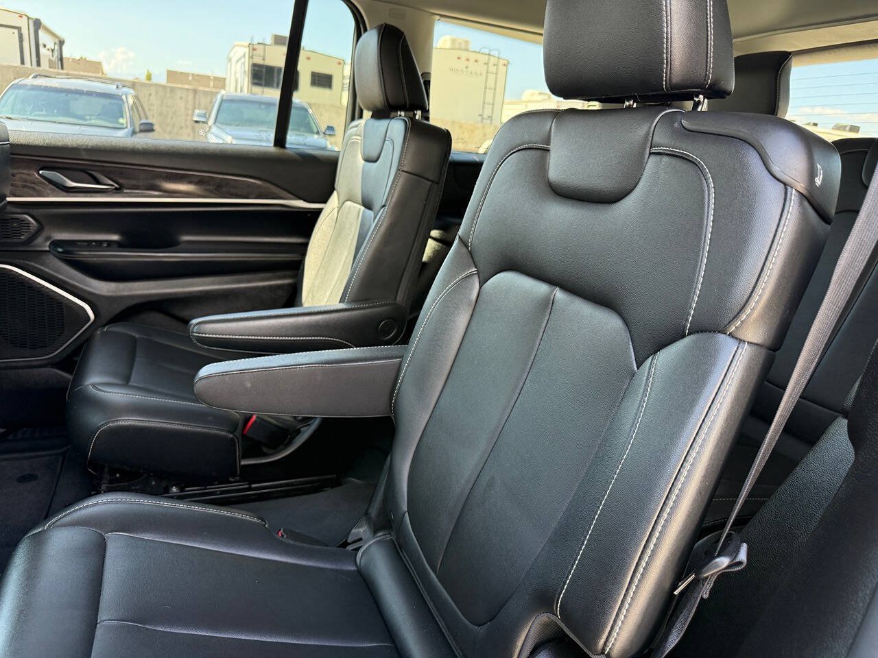 Used 2024 Jeep Grand Cherokee L Limited w/ Black Appearance Package AWD/4WD image 18
