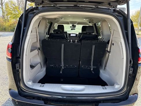 Used 2024 Chrysler Pacifica Touring-L image 25