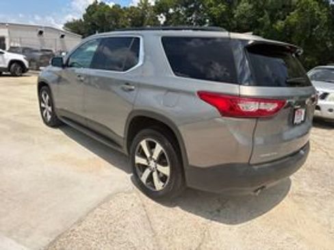 Used 2019 Chevrolet Traverse LT w/ LT Premium Package FWD image 2