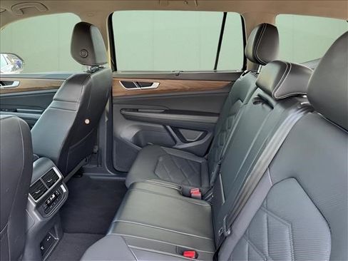 Used 2025 Volkswagen Atlas SE AWD/4WD image 10