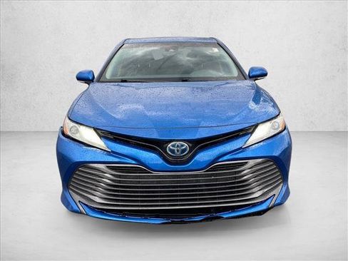 Used 2019 Toyota Camry XLE FWD image 2
