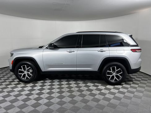 Used 2024 Jeep Grand Cherokee Limited RWD image 8