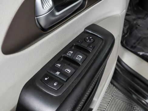 Used 2022 Chrysler Voyager LX FWD image 33
