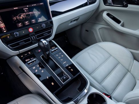 Certified 2024 Porsche Macan Turbo image 39