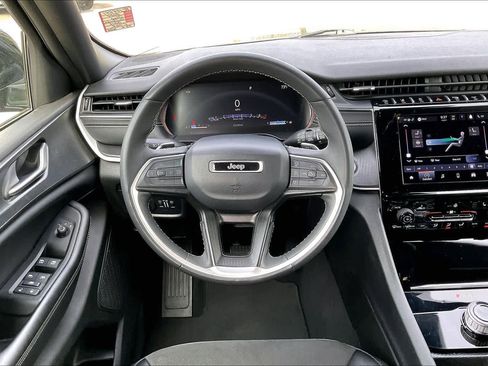 Certified 2024 Jeep Grand Cherokee Altitude image 6