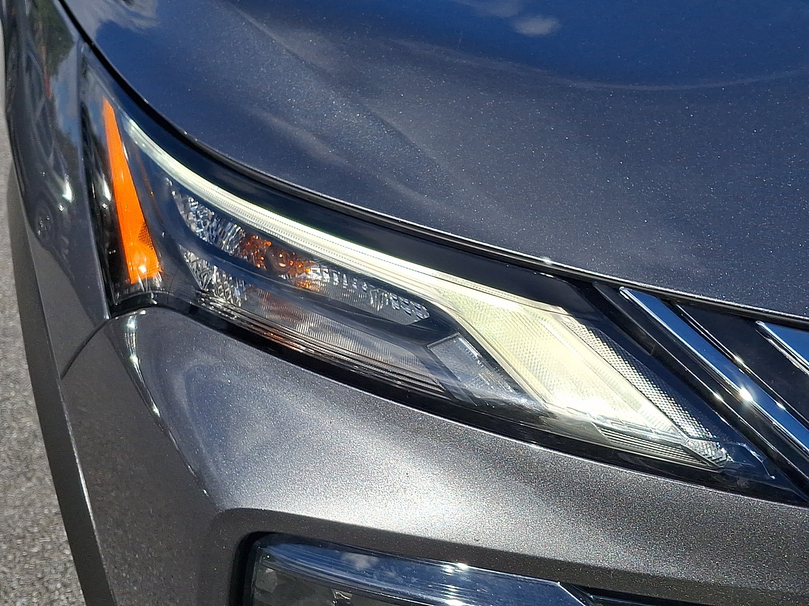 Used 2023 Nissan Rogue S AWD/4WD image 9