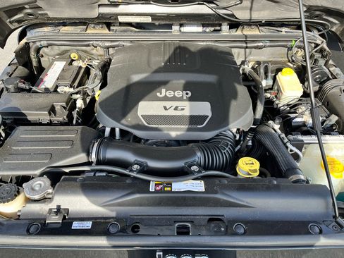 Used 2014 Jeep Wrangler Unlimited Sahara image 25