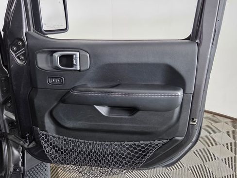 Used 2018 Jeep Wrangler Unlimited Sahara AWD/4WD image 35