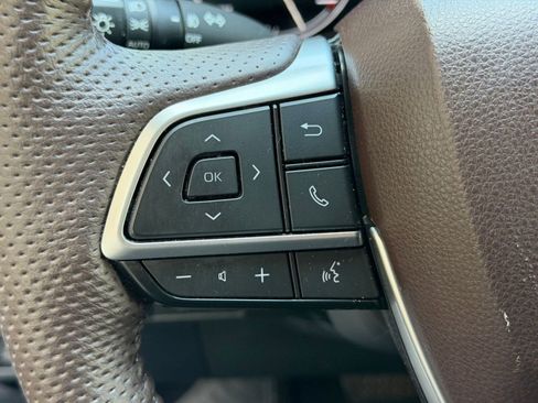 Used 2023 Toyota Sienna Platinum AWD/4WD image 17