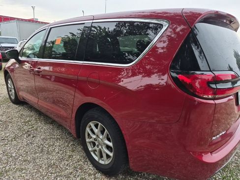 Used 2025 Chrysler Pacifica Select image 2