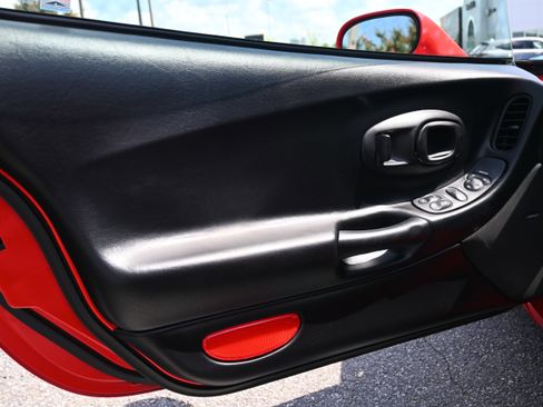 Used 2004 Chevrolet Corvette Coupe RWD image 15