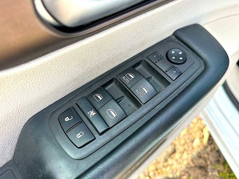 Used 2021 Chrysler Voyager Lxi image 15