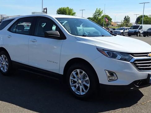 Used 2020 Chevrolet Equinox LS FWD image 2