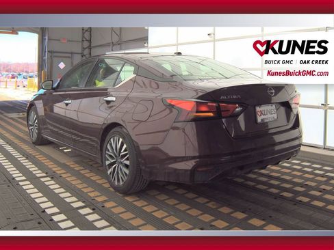 Used 2024 Nissan Altima 2.5 SV image 9