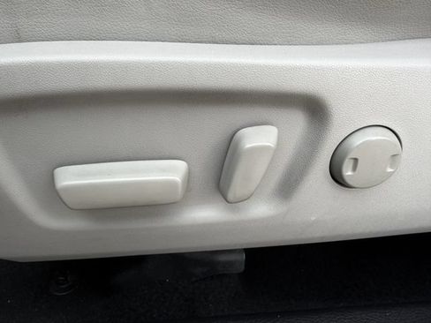 Used 2018 Toyota Highlander Plus FWD image 24