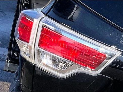 Used 2016 Toyota Highlander LE image 32