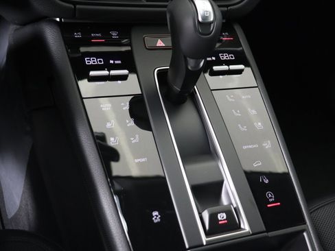 Certified 2025 Porsche Macan AWD/4WD image 24