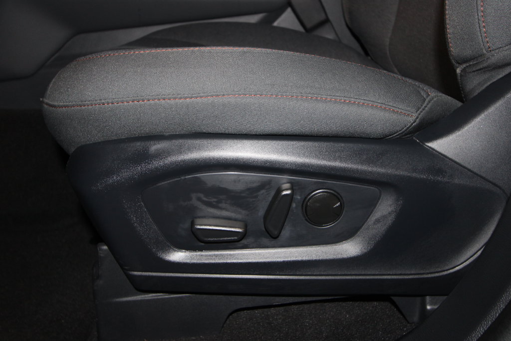 Used 2025 Ford Explorer Active AWD/4WD image 7