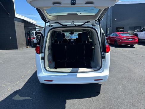 Used 2023 Chrysler Voyager LX FWD image 11