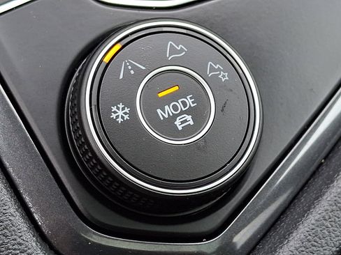 Used 2022 Volkswagen Tiguan SE image 26