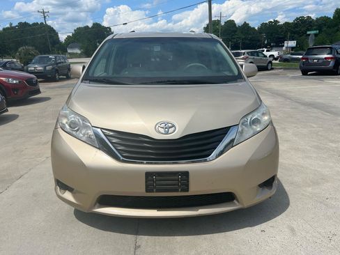 Used 2013 Toyota Sienna LE FWD image 3