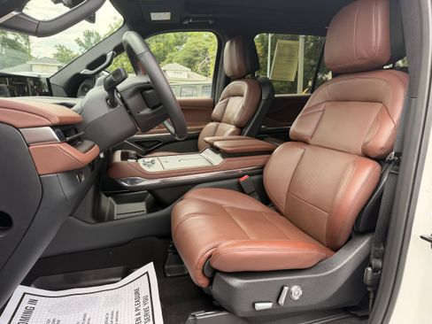 Used 2025 Lincoln Navigator Reserve AWD/4WD image 15