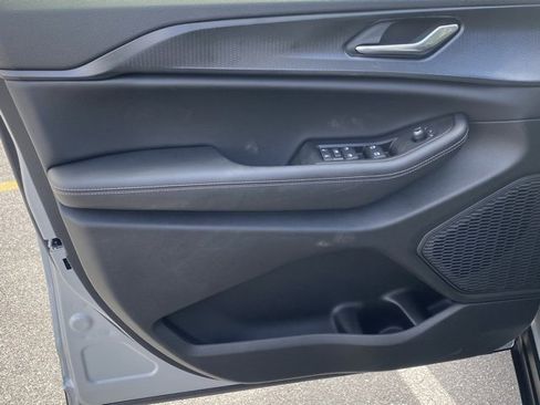 New 2025 Jeep Grand Cherokee Altitude image 12