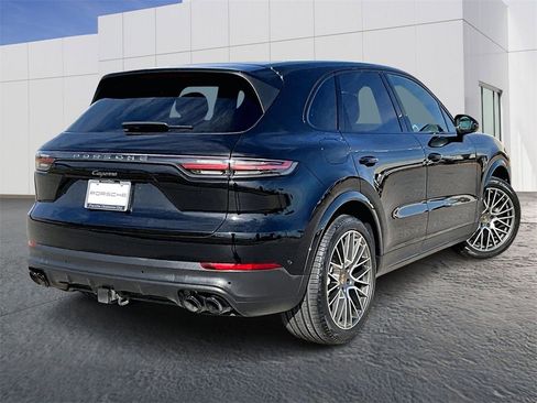 Certified 2022 Porsche Cayenne Platinum Edition image 7