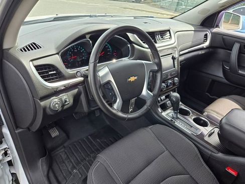 Used 2017 Chevrolet Traverse LT w/ Style and Technology Package FWD image 9