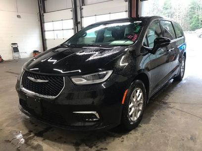 Used 2025 Chrysler Pacifica Select