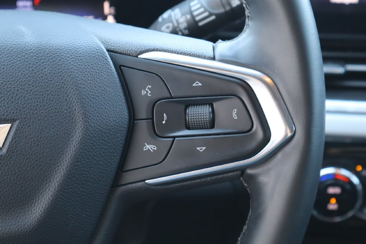 Used 2025 Chevrolet Trax LT w/ LT Convenience Package FWD image 13