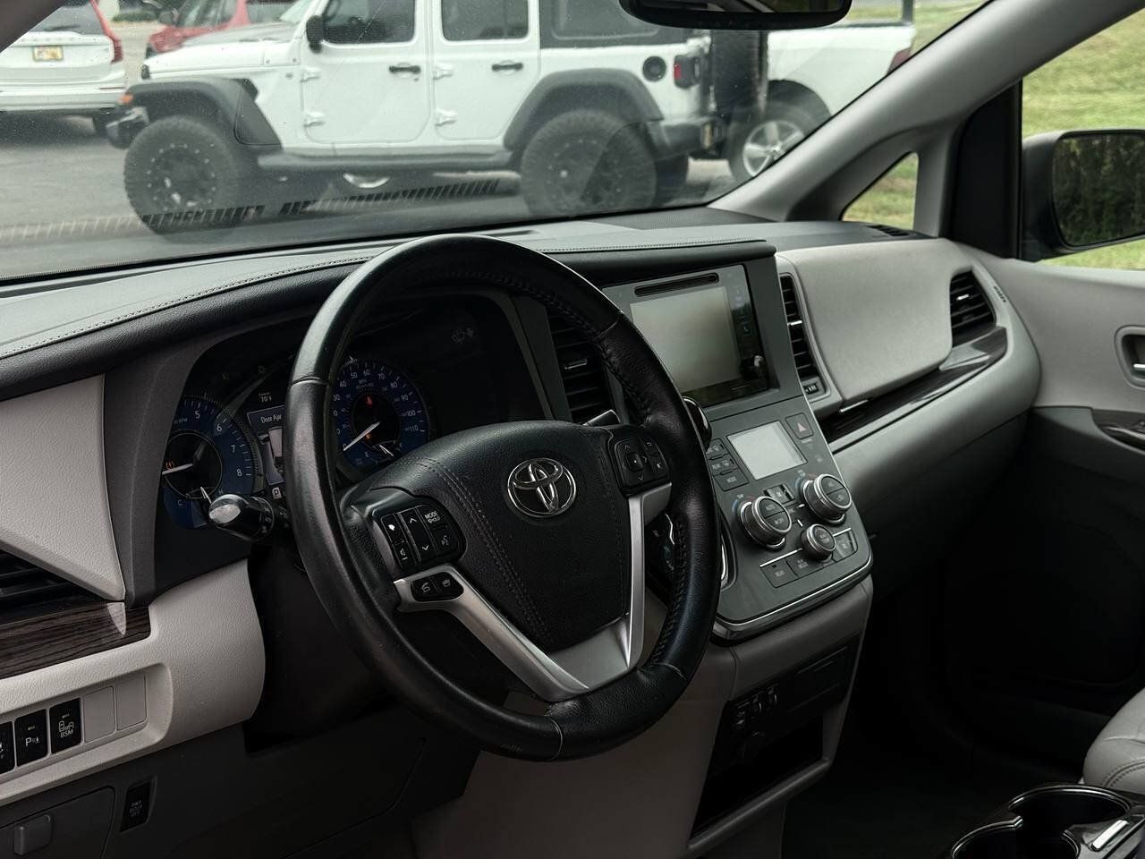 Used 2015 Toyota Sienna XLE w/ XLE Navigation Package FWD image 10