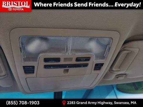 Used 2017 Toyota Camry XLE w/ Moonroof Package FWD image 28