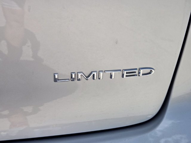 Used 2023 Chrysler Pacifica Limited FWD image 13
