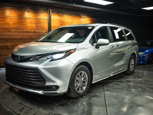 Used 2025 Toyota Sienna XLE FWD image 2