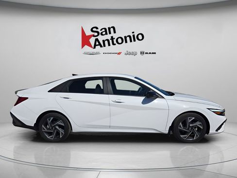 Used 2025 Hyundai Elantra Sport image 9