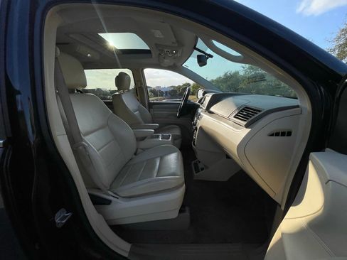 Used 2010 Volkswagen Routan SEL FWD image 36