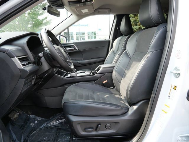 Used 2025 Mitsubishi Outlander AWD image 14