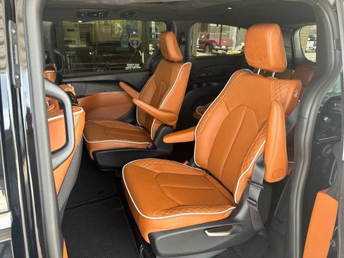 Used 2026 Chrysler Pacifica Pinnacle FWD image 23