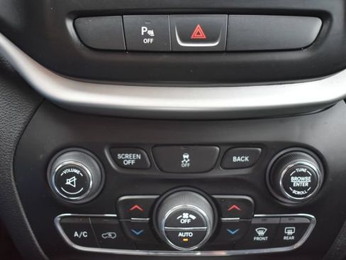 Used 2018 Jeep Cherokee Trailhawk w/ Cold Weather Group AWD/4WD image 31