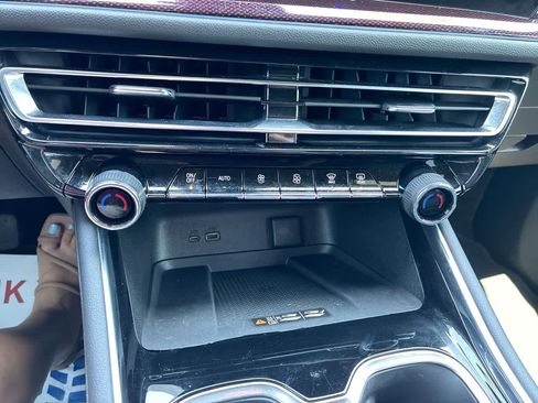 Used 2025 Chevrolet Traverse RS image 18