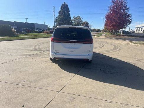 Used 2024 Chrysler Pacifica Touring-L FWD image 6