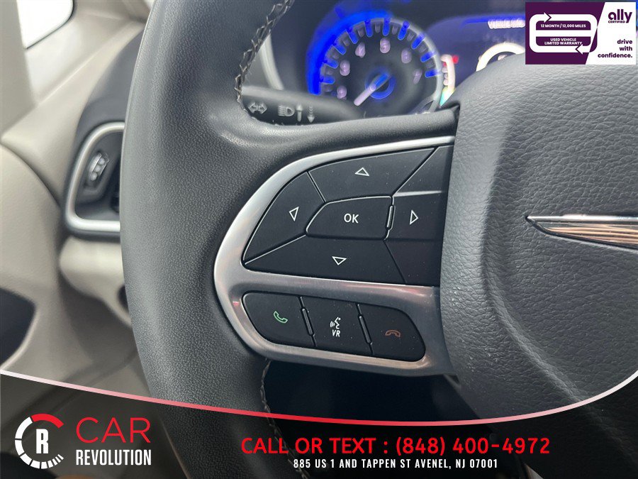 Used 2023 Chrysler Pacifica Touring-L FWD image 28